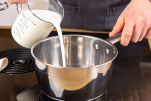 Milch in den Topf geben