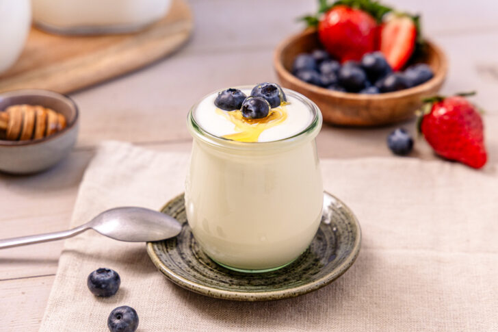 Selbst gemachten Joghurt mit Beeren servieren