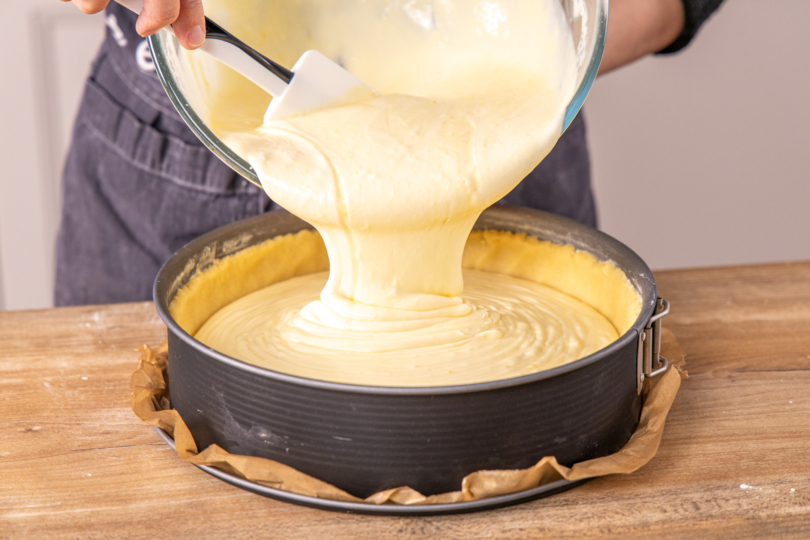 Quarkmasse in die Form füllen