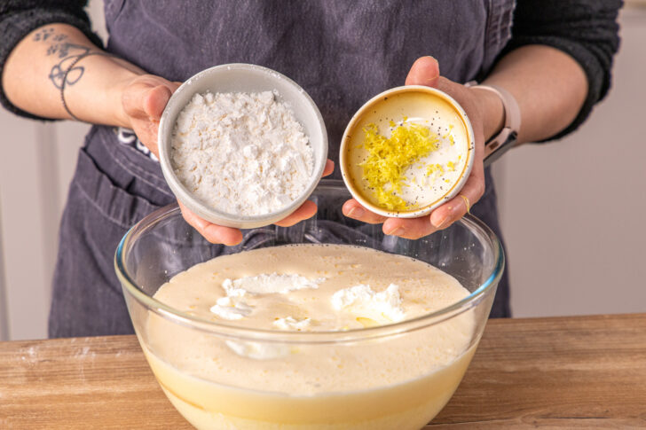 Puddingpulver und Zitronenschale dazugeben