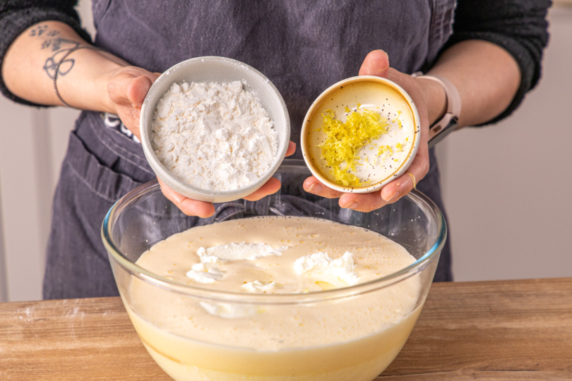 Puddingpulver und Zitronenschale dazugeben