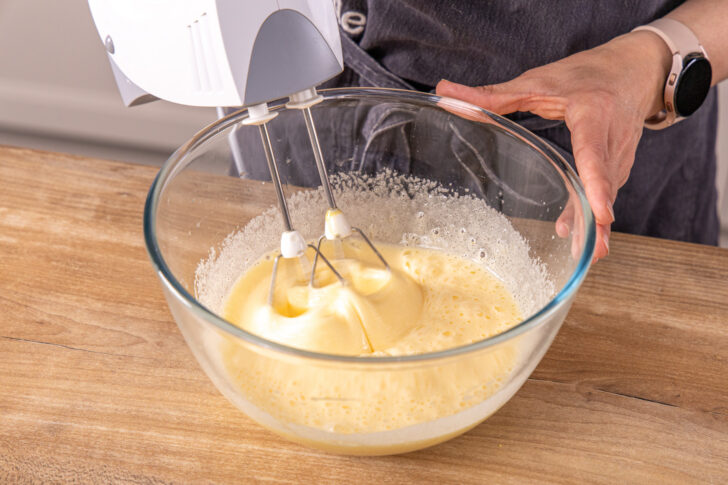 Eier und Zucker schaumig rühren