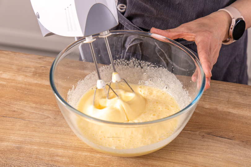 Eier und Zucker schaumig rühren