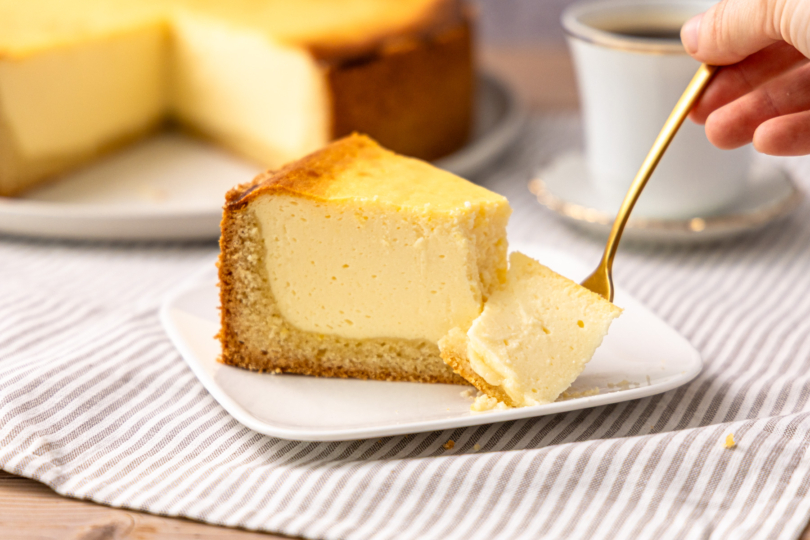 Käsekuchen servieren