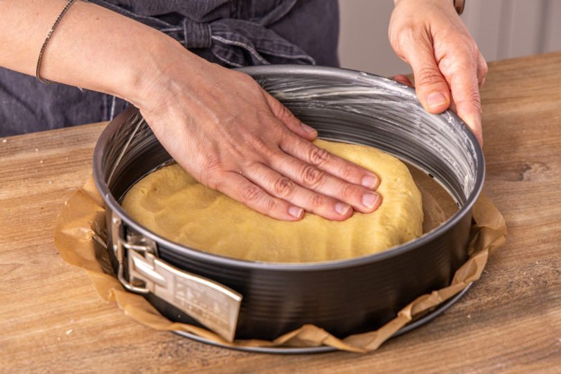 Teig in die Form drücken