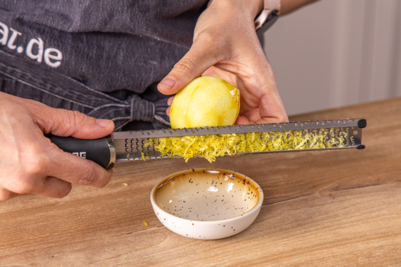 Zitronenschale abreiben
