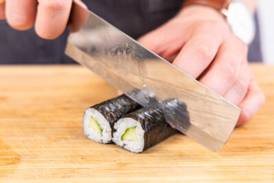 Kappa Maki Sushi in Stücke schneiden