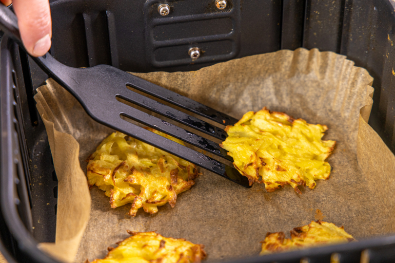 Kartoffelpuffer wenden