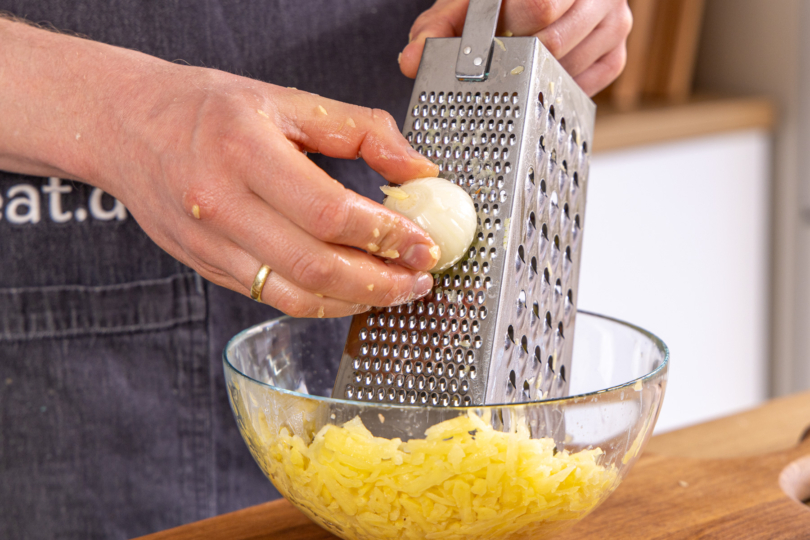 Zwiebel reiben
