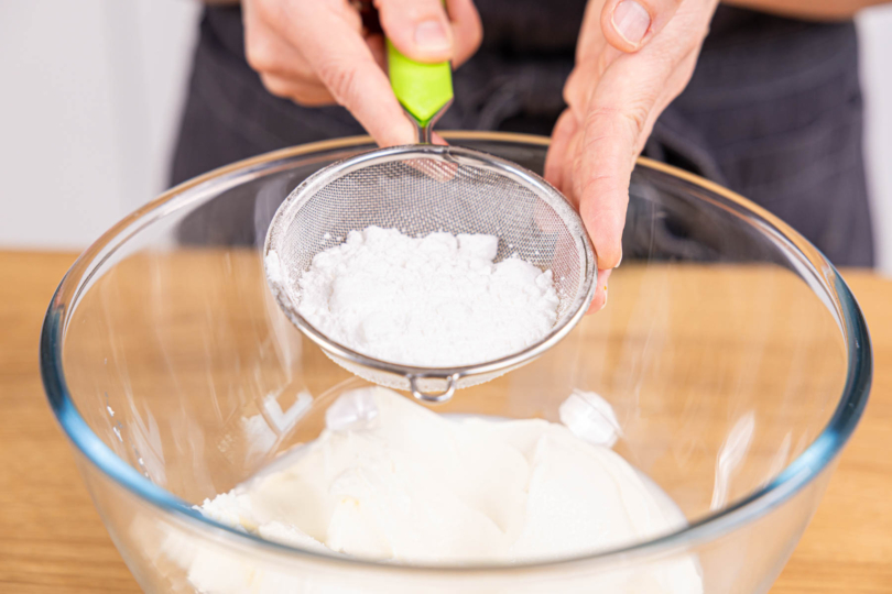 Puderzucker zum Mascarpone sieben
