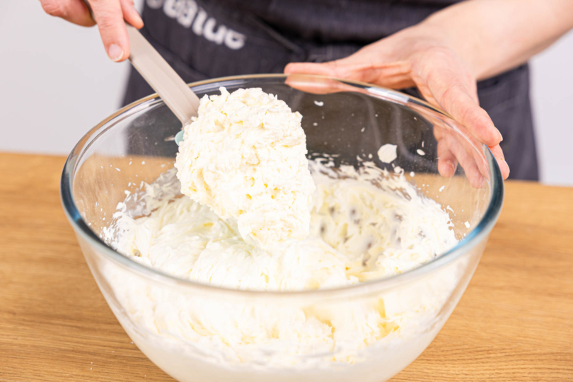 Schlagsahne zum Mascarpone geben