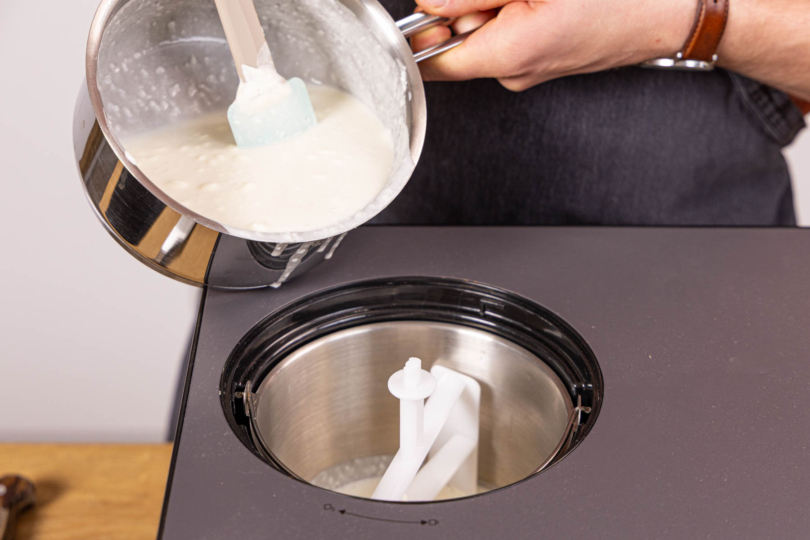 Eismasse in die Eismaschine geben