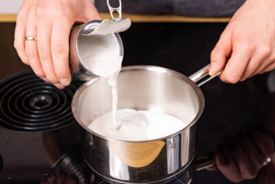 Milch und Kokosmilch mischen