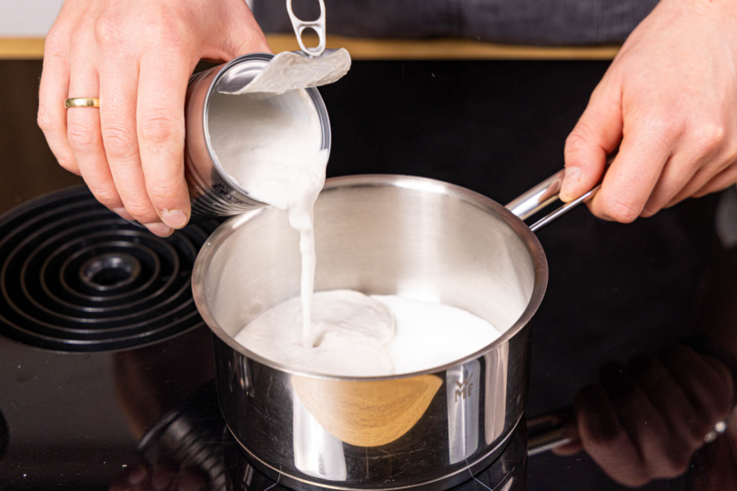 Milch und Kokosmilch mischen
