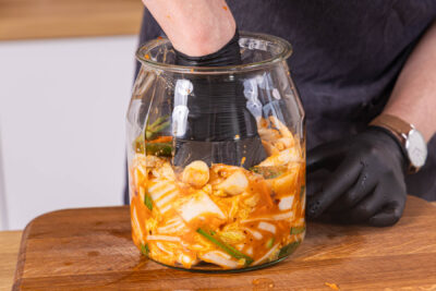 Kimchi im Glas andrücken