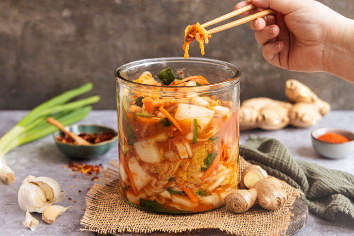 Koreanisches Kimchi herausnehmen