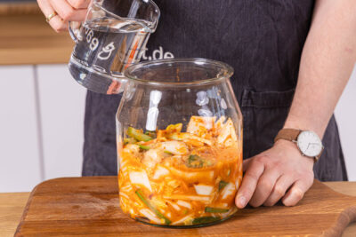 Salzlösung zum koreanisches Kimchi gießen