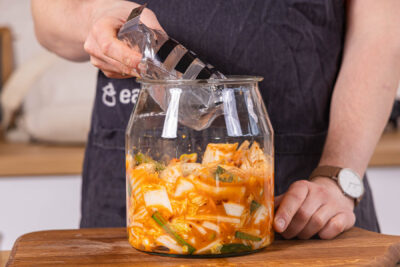 Beschwerung auf Kimchi ins Glas legen