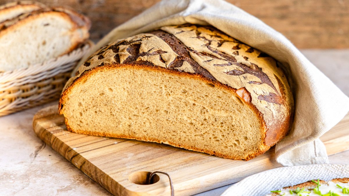 Einfaches Landbrot backen: so bekommt es eine rustikale Kruste und eine saftige Krume