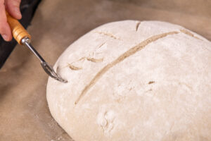 Brot einschneiden