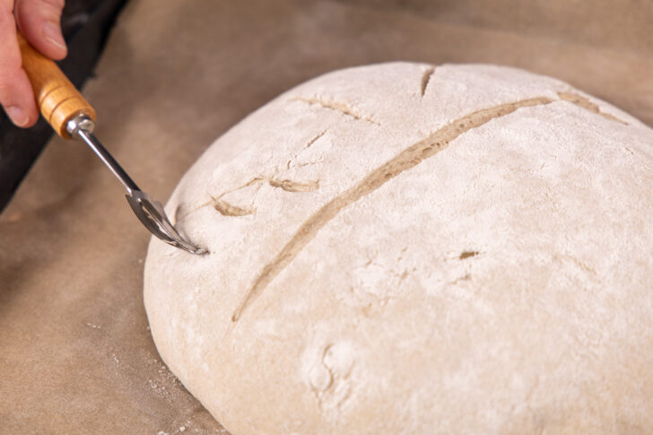 Brot einschneiden
