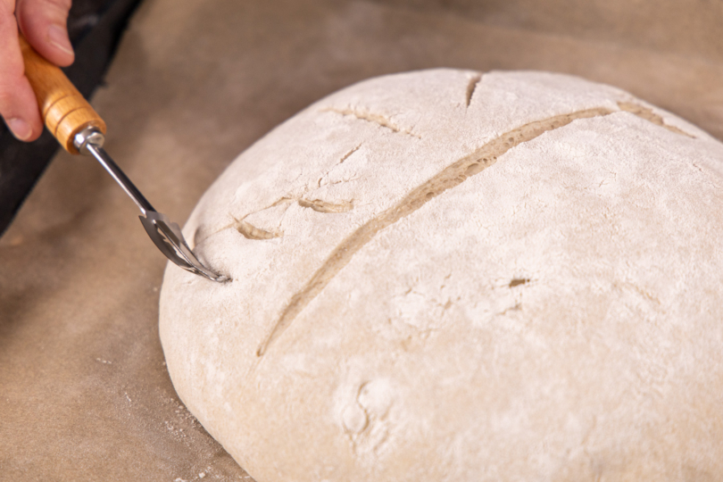 Brot einschneiden