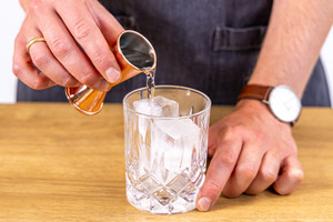 Gin ins Glas gießen