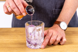 Lavendelsirup ins Glas geben