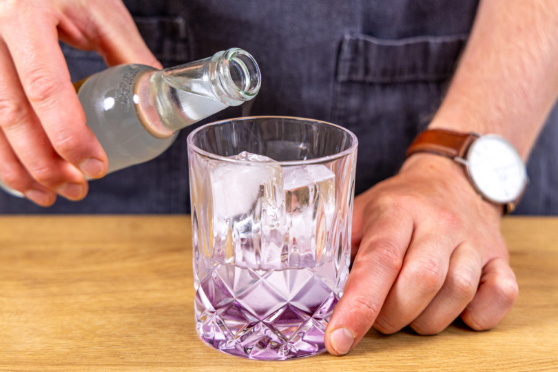 Longdrink mit Tonic Water aufgießen