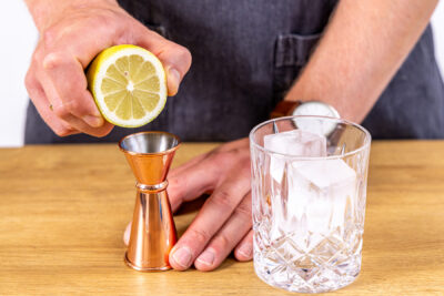 Zitronensaft für Lavendel Gin Tonic auspressen