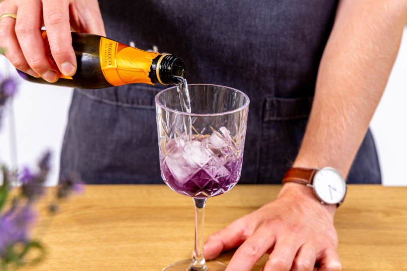 Lavendelsirup mit Prosecco aufgießen