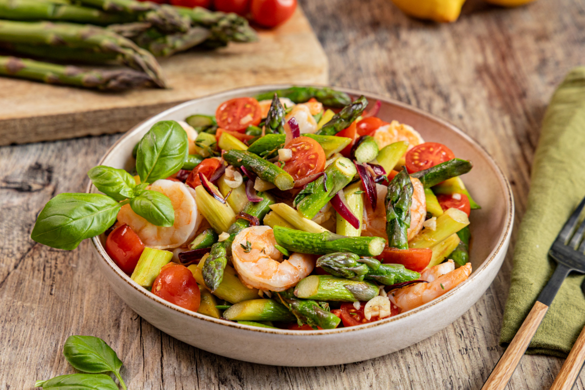 Mediterrane Garnelenpfanne mit grünem Spargel