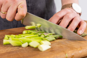 grünen Spargel in mundgerechte Stücke schneiden