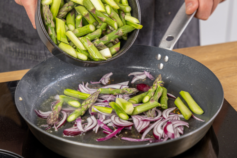 grünen Spargel mit in die Pfanne geben