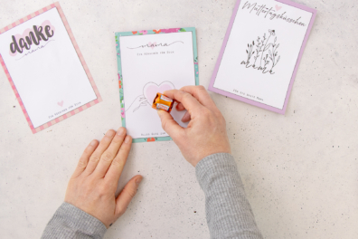 Schokoladenpraline aufkleben