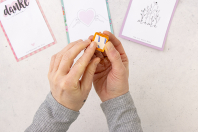 Doppelseitiges Klebeband befestigen