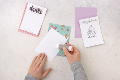 Papier mit Leim bestreichen