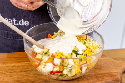 Dressing über Nudelsalat für Kinder geben