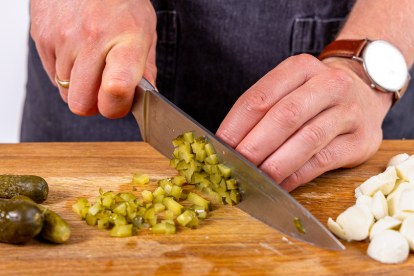 Gewürzgurken würfeln