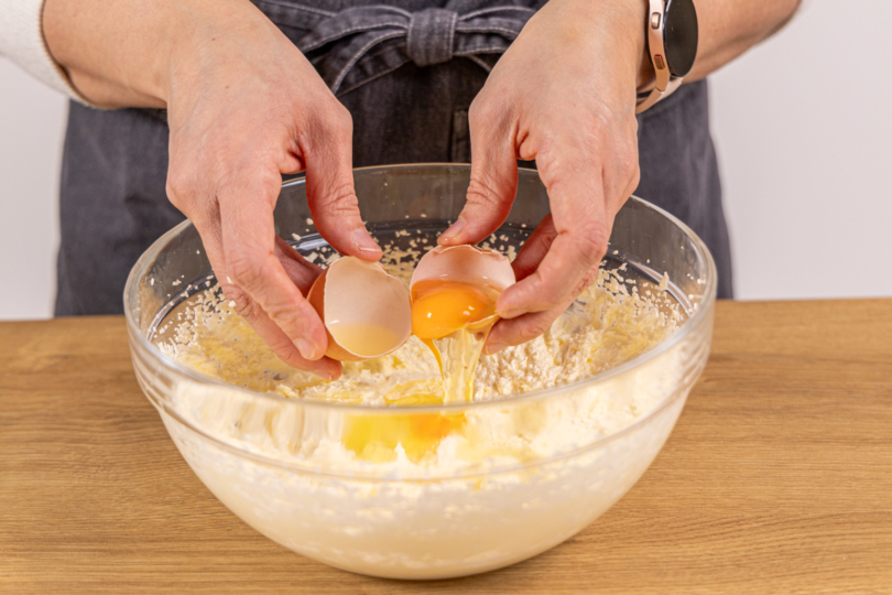 Eier einzeln unterrühren