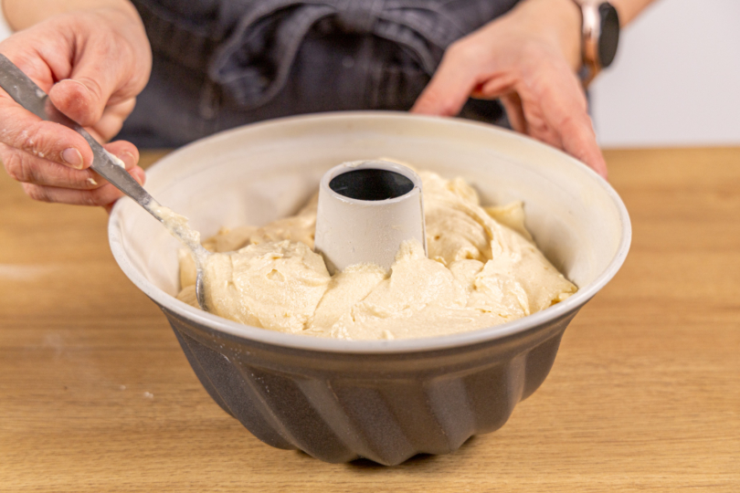 Teig in die Guglhupf-Form füllen