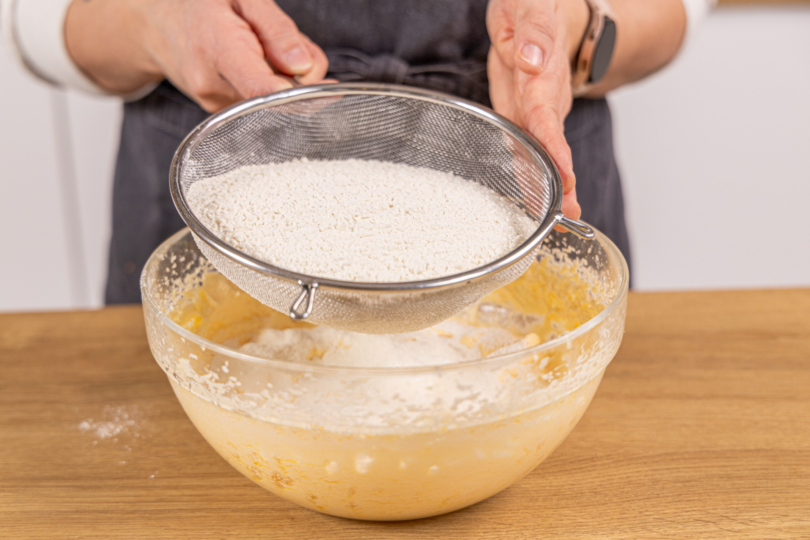 Mehl in die Schüssel sieben