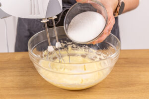 Zucker zur Butter geben