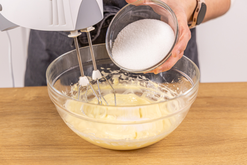 Zucker zur Butter geben