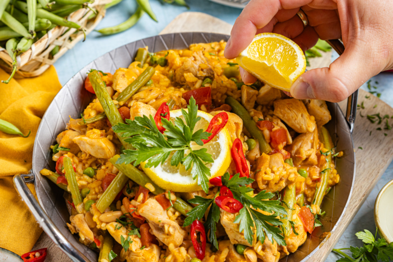 Paella alla valenciana garnieren