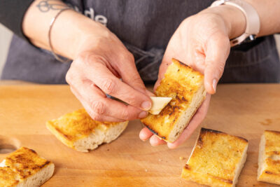 Ciabatta mit Knoblauch einreiben
