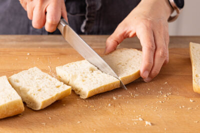 Ciabatta in Stücke schneiden
