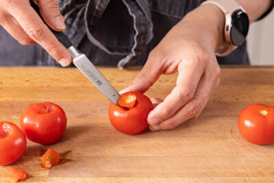 Tomaten waschen und Strunk entfernen