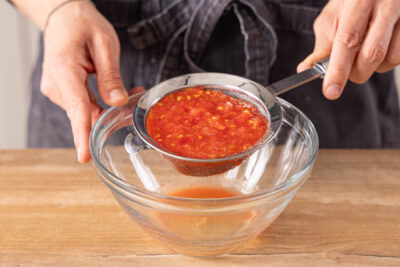 Tomatenpüree abtropfen lassen