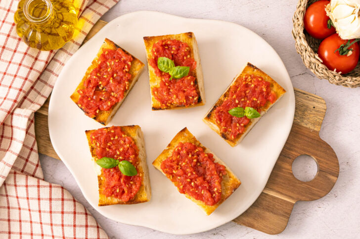 Pan con tomate mit Basilikum